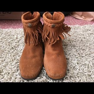 Minnetonka Fringe Zip Ankle Boots SZ 9